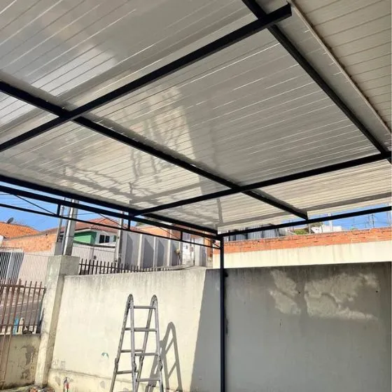 Cobertura de Telha Metálica Forro em Rio Claro SP — Cobertura em pátio de comércio com mesas externas