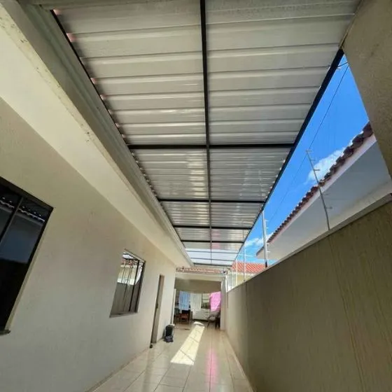 Cobertura de Telha Sanduíche em Rio Claro SP — Instalação em garagem residencial