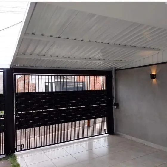 Cobertura de Telha Sanduíche em Rio Claro SP — Cobertura em quintal residencial coberto
