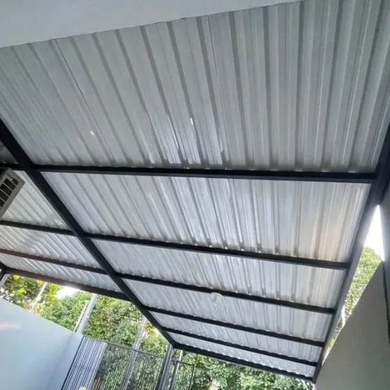 Cobertura de Telha Sanduíche em Rio Claro SP — Cobertura em pátio de comércio com mesas externas