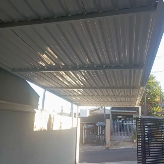 Cobertura de Telha Sanduíche em Rio Claro SP — Instalação em fachada comercial