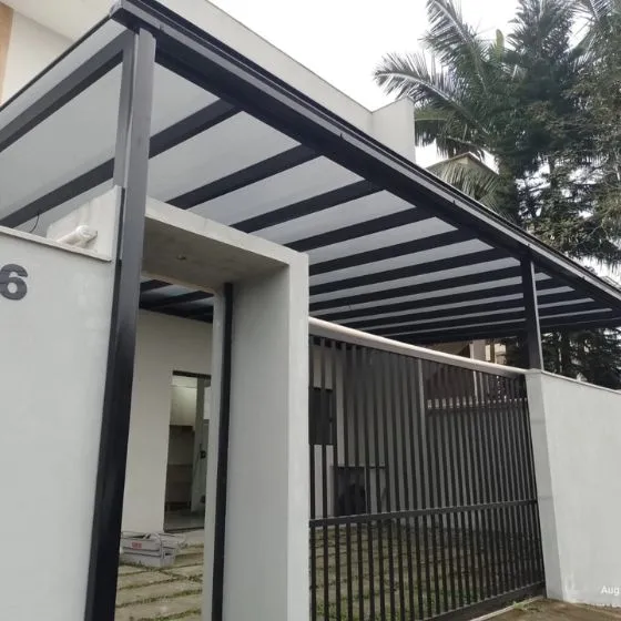 Pergolado Fixo de Ferro em Rio Claro SP — Cobertura em pátio de comércio com mesas externas