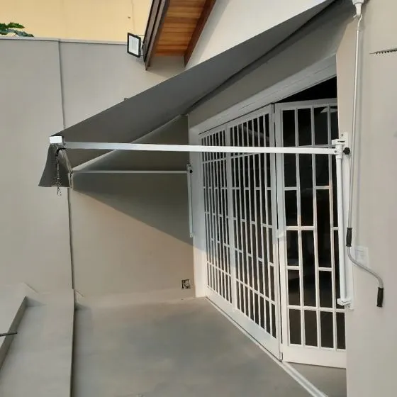 Toldo Cortina com Braços Laterais em Rio Claro SP Toldo Cortina com Braços Laterais em Rio Claro SP — Cobertura com estrutura metálica reforçada