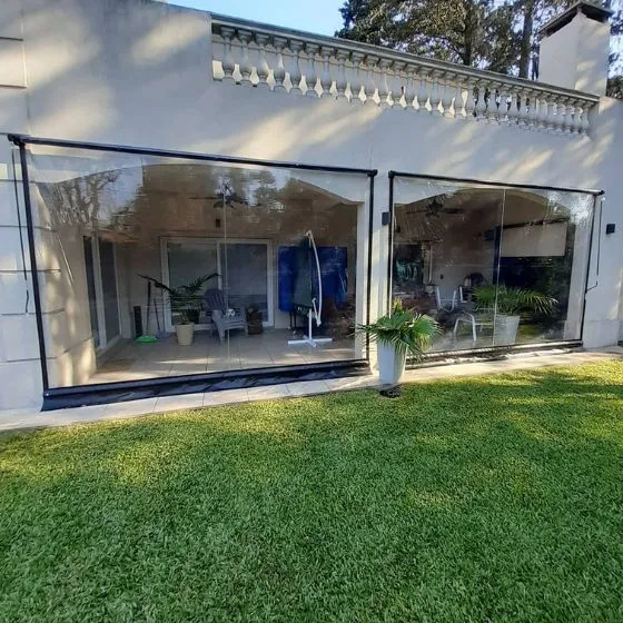 Toldo Cortina Fechamento Vertical em Rio Claro SP Toldo Cortina Fechamento Vertical em Rio Claro SP — Cobertura em quintal residencial coberto