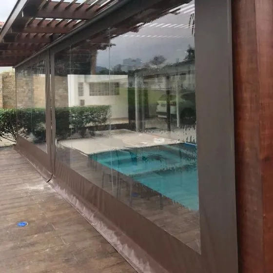 Toldo Cortina Fechamento Vertical em Rio Claro SP Toldo Cortina Fechamento Vertical em Rio Claro SP — Cobertura em pátio de comércio com mesas externas