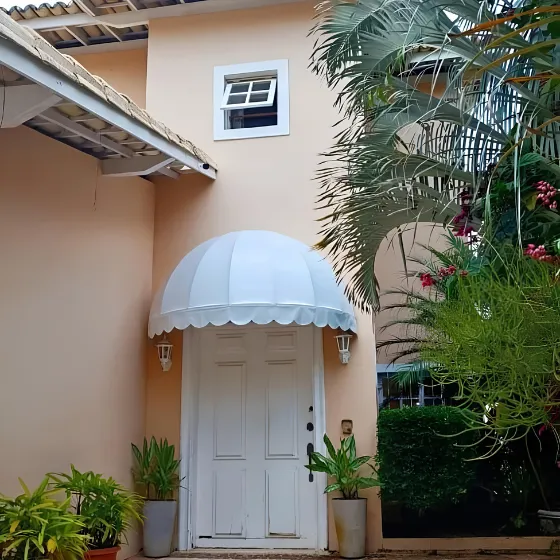 Toldo Fixo de Lona PVC em Jardim Leblon, Rio Claro SP Toldo Fixo de Lona PVC em Jardim Leblon, Rio Claro SP — Cobertura em pátio de comércio com mesas externas
