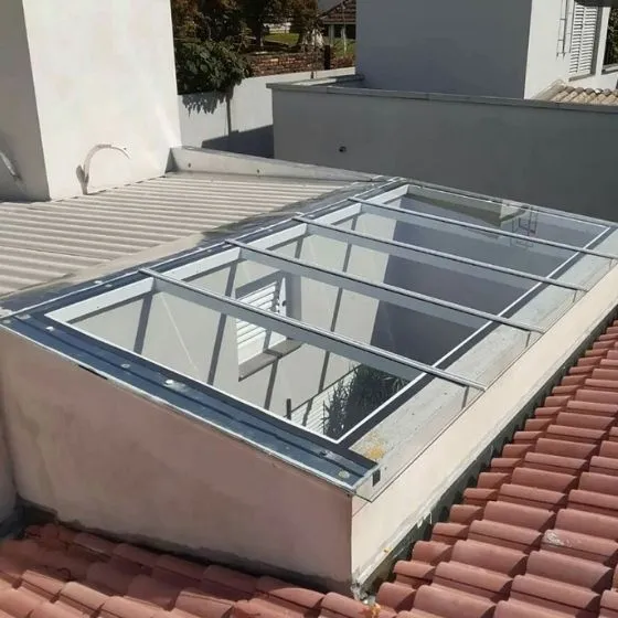 Toldo Fixo Policarbonato Compacto em Rio Claro SP Toldo Fixo Policarbonato Compacto em Rio Claro SP — Cobertura em pátio de comércio com mesas externas