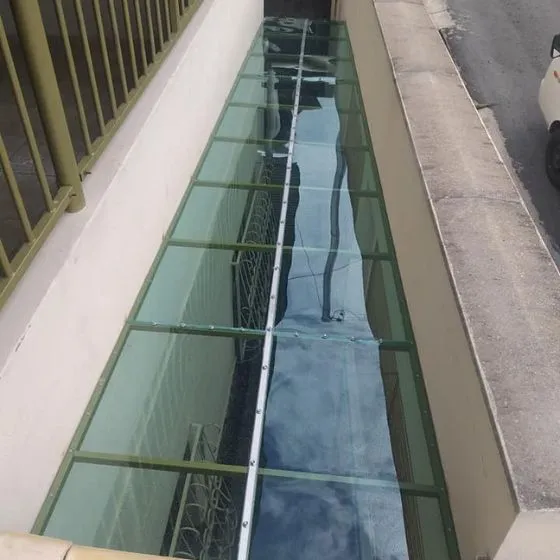 Toldo Fixo Policarbonato Compacto em Rio Claro SP Toldo Fixo Policarbonato Compacto em Rio Claro SP — Cobertura com calha lateral para escoamento