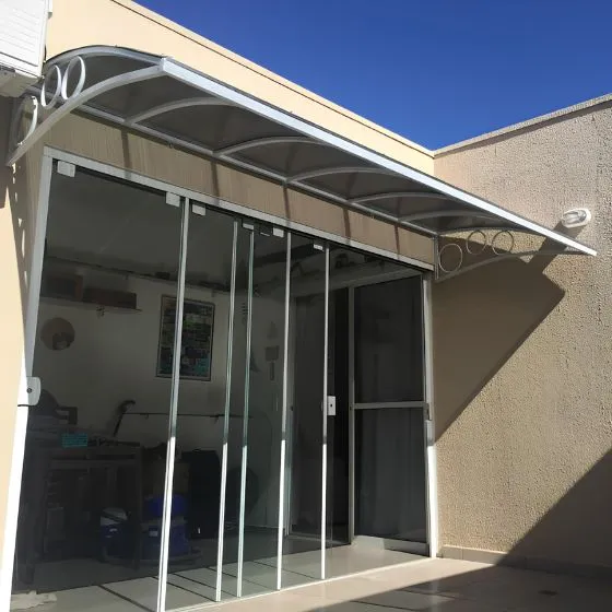 Toldo Policarbonato Alveolar em Rio Claro SP Toldo Policarbonato Alveolar em Rio Claro SP — Cobertura em quintal residencial coberto