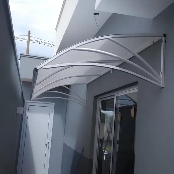 Toldo Policarbonato Alveolar em Rio Claro SP Toldo Policarbonato Alveolar em Rio Claro SP — Cobertura em pátio de comércio com mesas externas