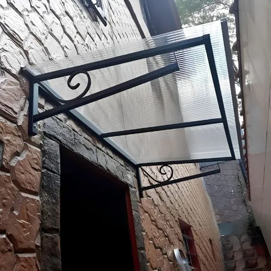Toldo Policarbonato Alveolar em Rio Claro SP Toldo Policarbonato Alveolar em Rio Claro SP — Cobertura em passagem coberta entre ambientes