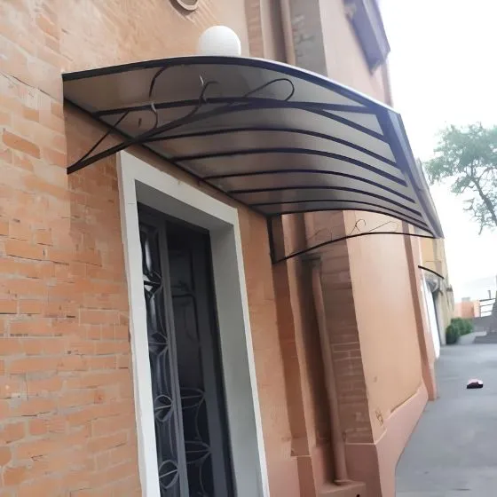Toldo Policarbonato Alveolar em Rio Claro SP Toldo Policarbonato Alveolar em Rio Claro SP — Instalação em fachada comercial